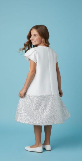 صورة فستان سهرة بيج بفينكة كبيرة على الصدر لؤلؤ على الاكتاف والعنق